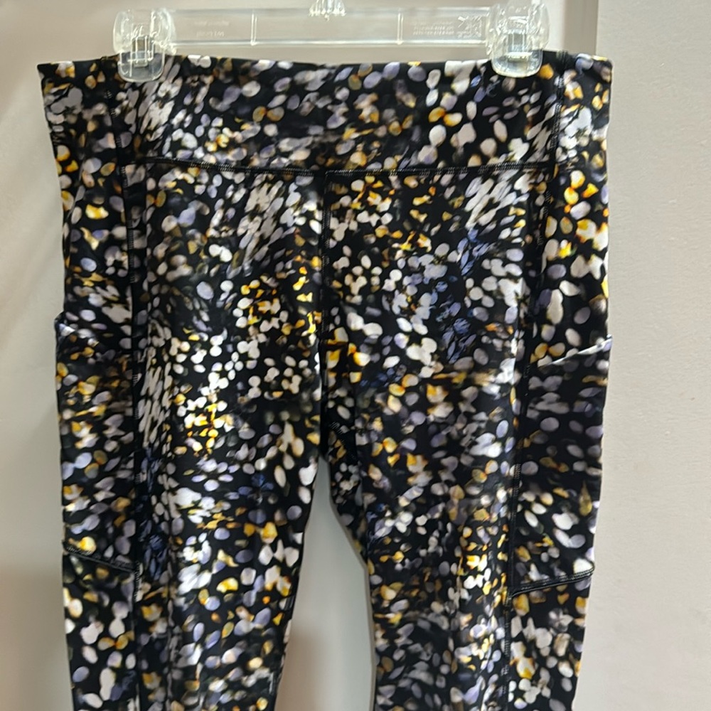 Lululemon leggings with side pockets and back zip pocket.